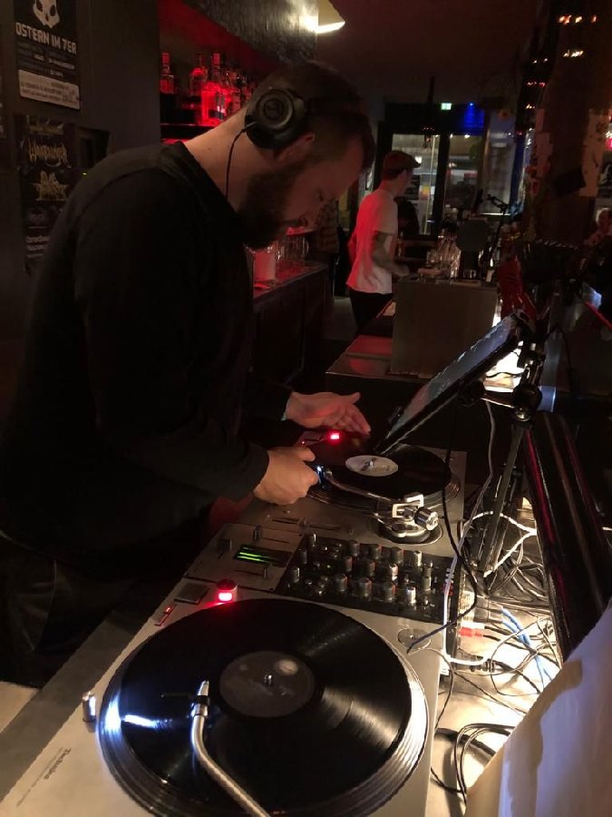 DJ Johntron @7ner Bar